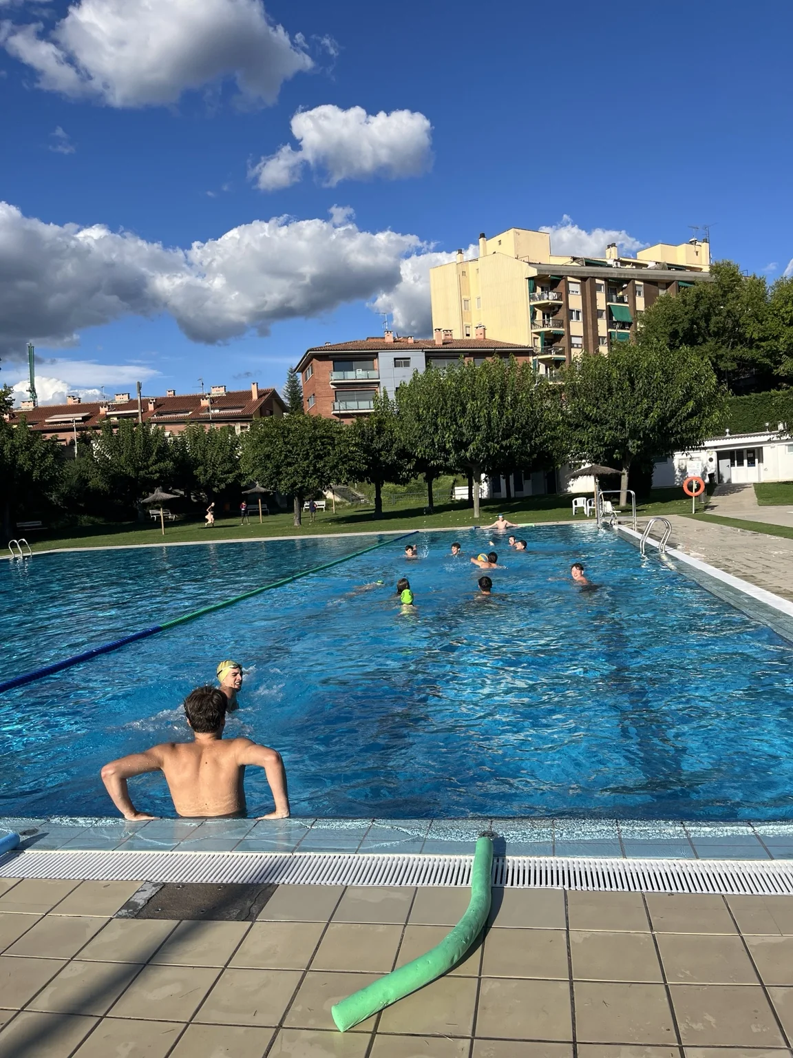 Sesión de natación en una piscina exterior